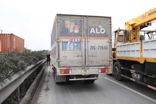 Vụ tai nạn Hải Dương: Buốt lòng cảnh người thân khóc ngất bên thi thể 8 nạn nhân trong chiều đông lạnh buốt