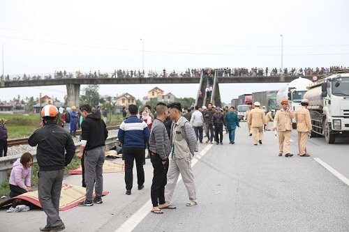 Vụ tai nạn Hải Dương: Buốt lòng cảnh người thân khóc ngất bên thi thể 8 nạn nhân trong chiều đông lạnh buốt