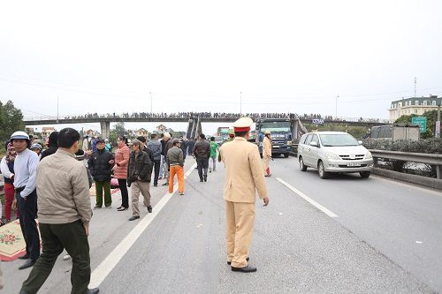Vụ tai nạn Hải Dương: Buốt lòng cảnh người thân khóc ngất bên thi thể 8 nạn nhân trong chiều đông lạnh buốt