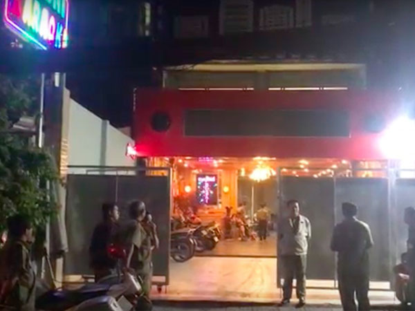 Cảnh sát đột nhập 2 tụ điểm ăn chơi ở Sài Gòn, phát hiện gần 100 người xăm trổ phê ma túy