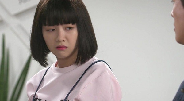 Bữa cơm đầu tiên sau khi cưới, mẹ chồng gắp cho con dâu miếng thịt gà rồi nói một câu khiến nàng dâu nghẹn đắng