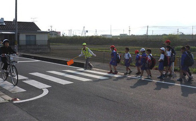 Tài xế phanh cháy đường tránh cậu học sinh đi bộ và cái cúi đầu xin lỗi ngược đời