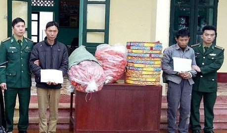 Lội suối vượt biên vận chuyển pháo nổ vào Việt Nam