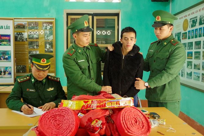 Lội suối vượt biên vận chuyển pháo nổ vào Việt Nam