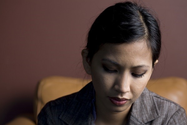 Sinh con thứ 2, tôi bật khóc khi thấy dáng ngủ của con trai đầu bên ngoài phòng ngủ