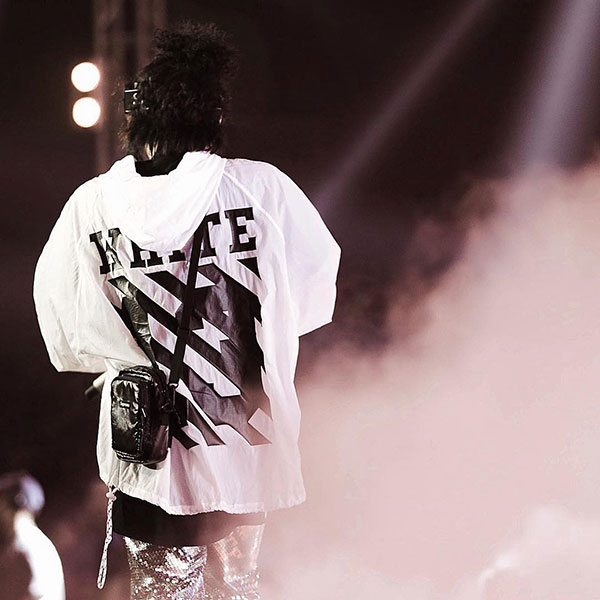 Sơn Tùng M-TP tích cực lăng xê áo hoodie phong cách streetwear