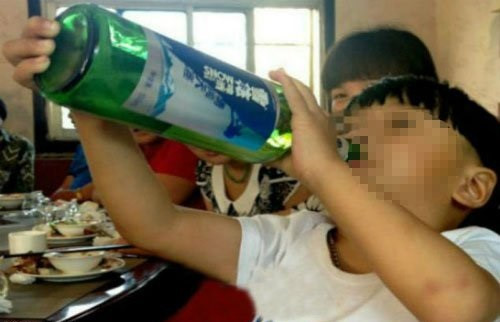 Đừng giết chết con vì hành động nhấp một ngụm rượu cho biết mùi vị