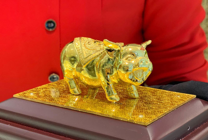 Tết Kỷ Hợi, mừng tuổi sếp con heo vàng nguyên khối trăm triệu