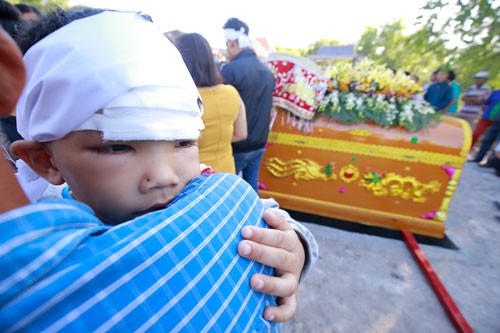 Vợ chồng chết dưới bánh xe container: Hơn 2,5 tỉ đồng giúp 3 bé mồ côi