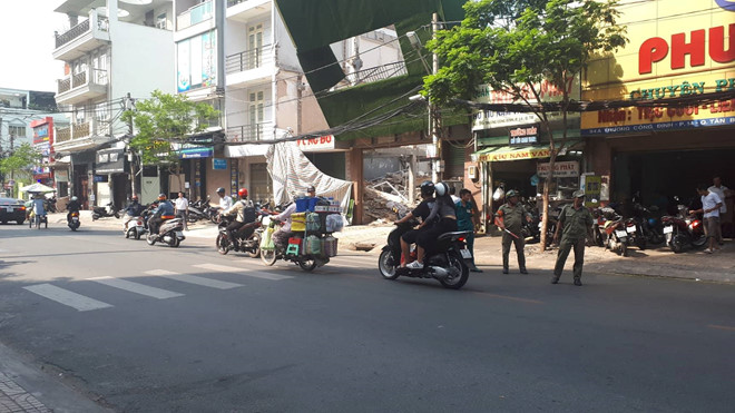 Biển quảng cáo đổ sập ở Sài Gòn, nhiều người chạy thoát thân