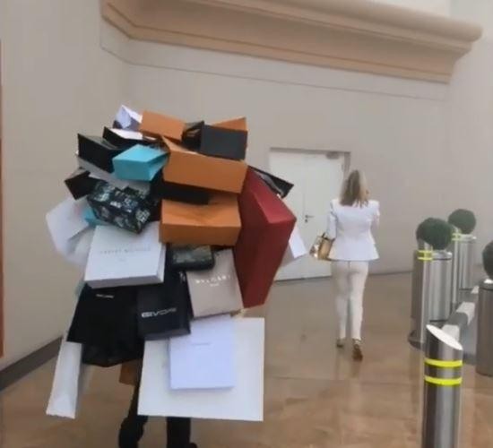 Mua sắm hàng hiệu, nuôi hổ, lái xe sang: Đây chính là cuộc sống xa xỉ hàng ngày của con nhà giàu Dubai