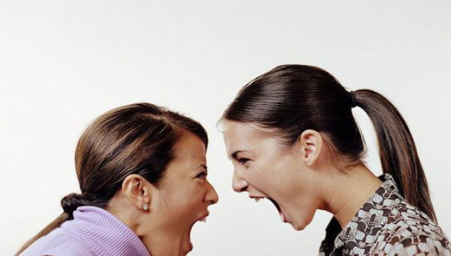 Nhìn cả nhà chồng xum xoe lấy lòng em dâu, tôi thấy vừa nực cười vừa thương thay cho họ vì không biết sự thật