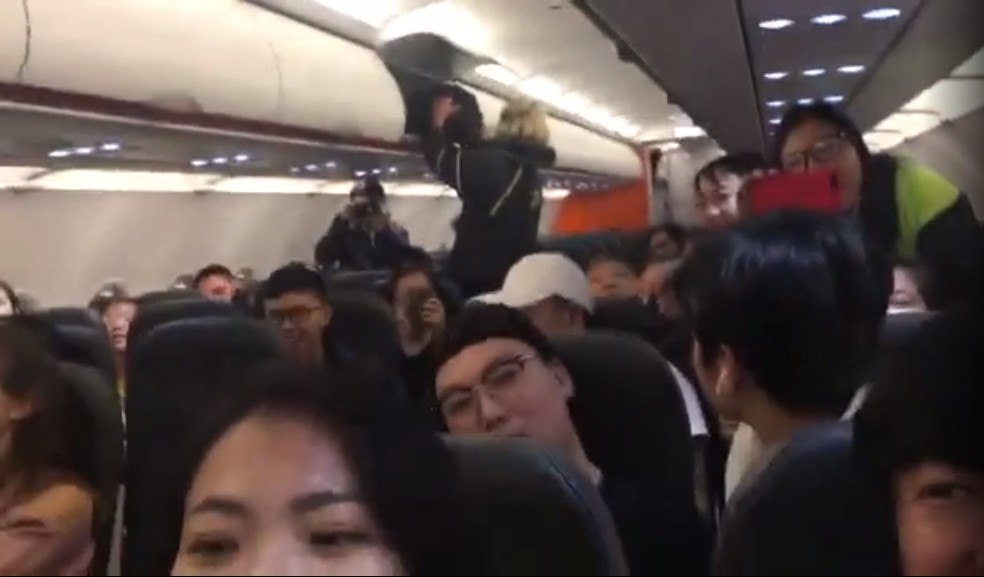 Khoảnh khắc đáng yêu: Máy bay đã hạ cánh nhưng không hành khách nào vội xuống, nán lại xem loạt sút luân lưu nghẹt thở của ĐT Việt Nam