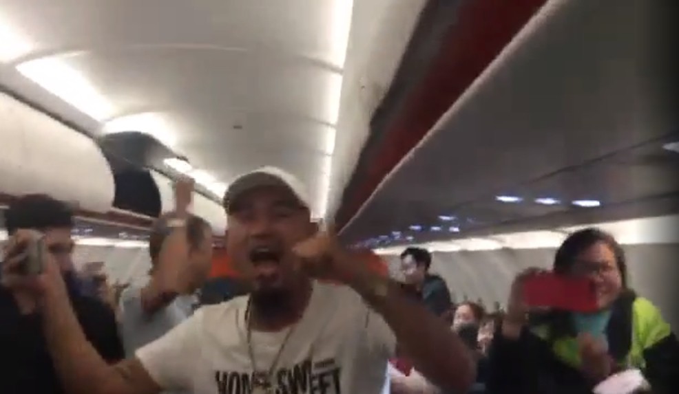 Khoảnh khắc đáng yêu: Máy bay đã hạ cánh nhưng không hành khách nào vội xuống, nán lại xem loạt sút luân lưu nghẹt thở của ĐT Việt Nam