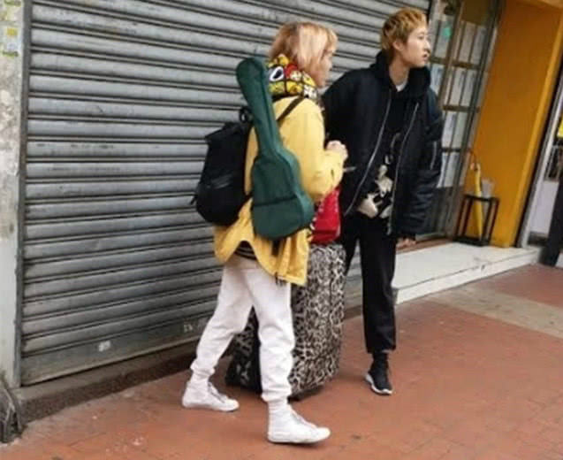 Con gái Thành Long và bạn đời sống cảnh lang thang ở Hong Kong