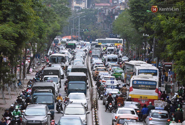 Ảnh: Không phải giờ cao điểm, nhiều tuyến phố Thủ đô vẫn ùn tắc kéo dài hàng km