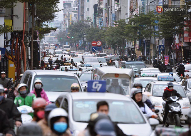 Ảnh: Không phải giờ cao điểm, nhiều tuyến phố Thủ đô vẫn ùn tắc kéo dài hàng km