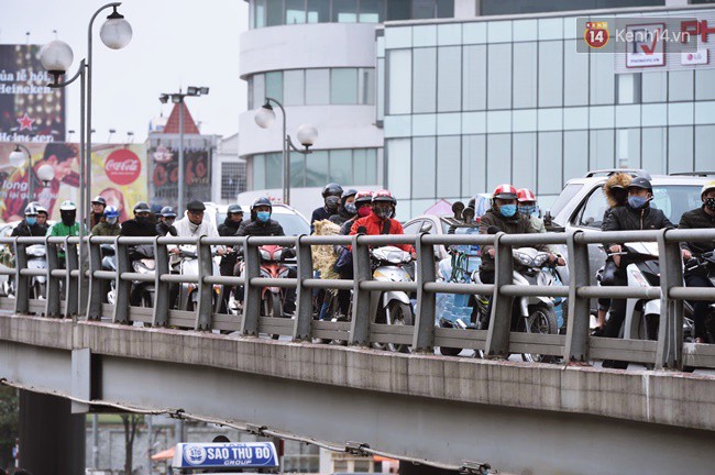 Ảnh: Không phải giờ cao điểm, nhiều tuyến phố Thủ đô vẫn ùn tắc kéo dài hàng km