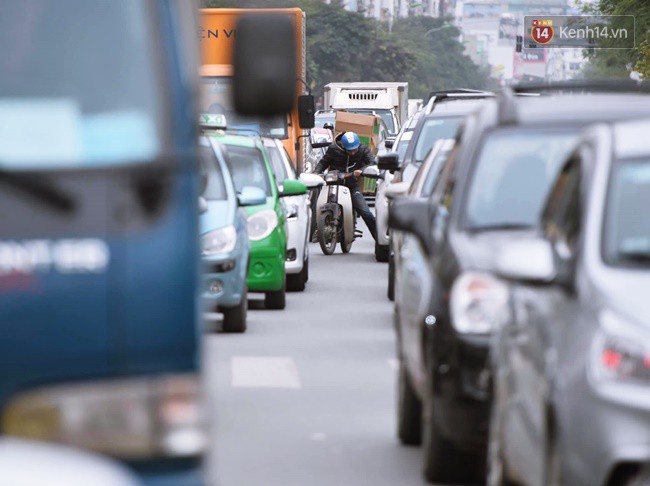 Ảnh: Không phải giờ cao điểm, nhiều tuyến phố Thủ đô vẫn ùn tắc kéo dài hàng km