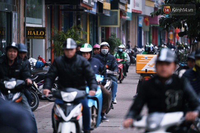 Ảnh: Không phải giờ cao điểm, nhiều tuyến phố Thủ đô vẫn ùn tắc kéo dài hàng km