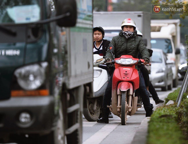 Ảnh: Không phải giờ cao điểm, nhiều tuyến phố Thủ đô vẫn ùn tắc kéo dài hàng km