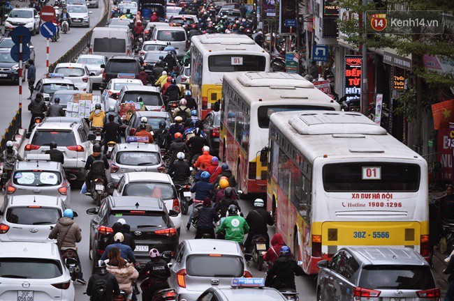 Ảnh: Không phải giờ cao điểm, nhiều tuyến phố Thủ đô vẫn ùn tắc kéo dài hàng km