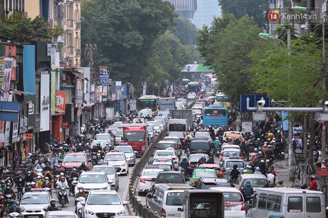 Ảnh: Không phải giờ cao điểm, nhiều tuyến phố Thủ đô vẫn ùn tắc kéo dài hàng km