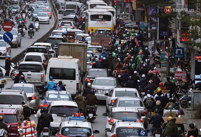 Ảnh: Không phải giờ cao điểm, nhiều tuyến phố Thủ đô vẫn ùn tắc kéo dài hàng km