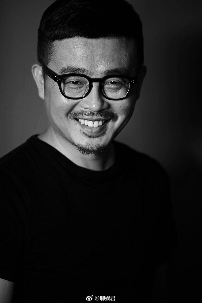 Dậy sóng trước hình ảnh gây sốc: Triệu Vy cam chịu nhận nụ hôn từ nam đồng nghiệp!