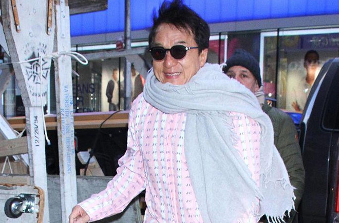 Con gái Thành Long và bạn đời sống cảnh lang thang ở Hong Kong