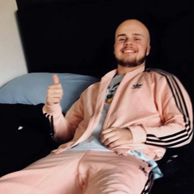 Nam vlogger treo cổ tự tử trong phòng riêng sau khi bị mất điện thoại iPhone