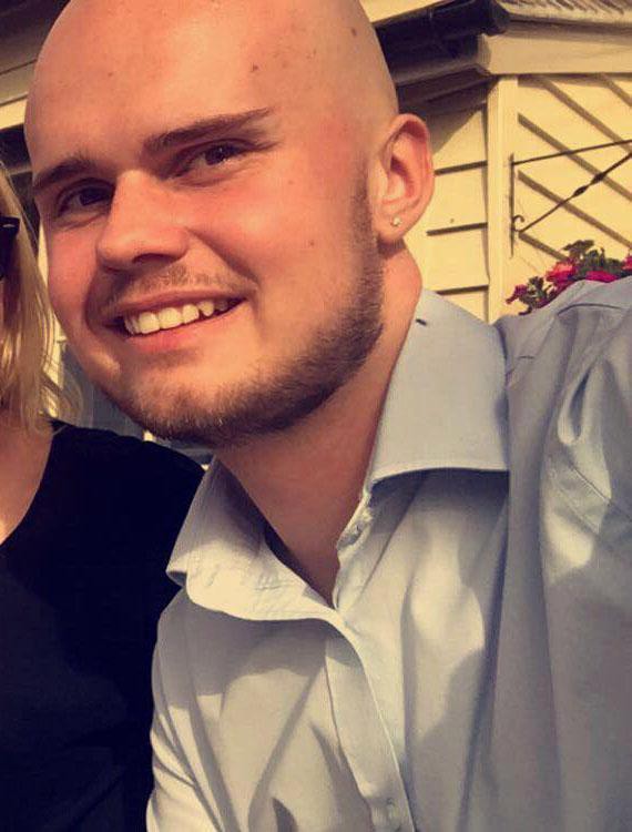 Nam vlogger treo cổ tự tử trong phòng riêng sau khi bị mất điện thoại iPhone