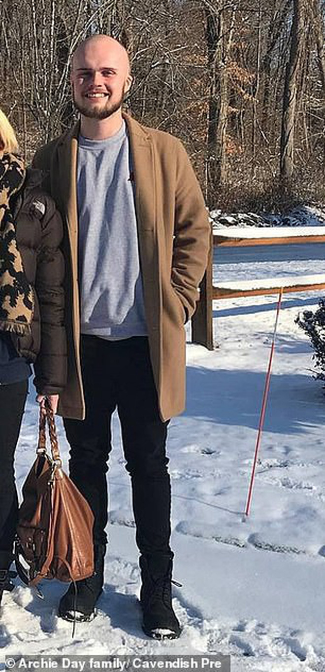 Nam vlogger treo cổ tự tử trong phòng riêng sau khi bị mất điện thoại iPhone