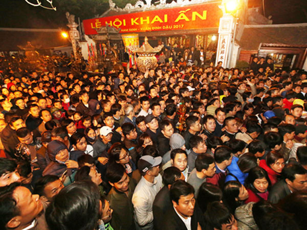 Ban tổ chức hội Đền Trần: Cán bộ ném tiền, cướp lộc sẽ bị báo về cơ quan