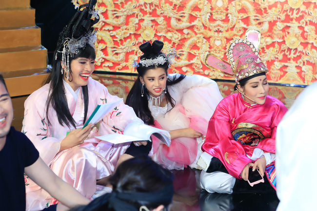 Táo Quân miền Nam tái hiện vụ cô giáo phạt học sinh 231 cái tát Táo Quân miền Nam tái hiện vụ cô giáo phạt học sinh 231 cái tát