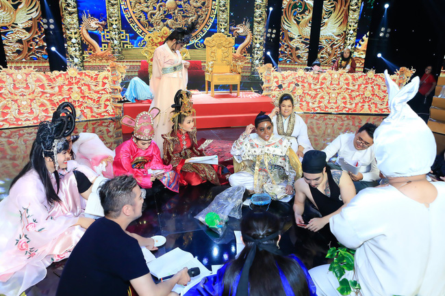 Táo Quân miền Nam tái hiện vụ cô giáo phạt học sinh 231 cái tát Táo Quân miền Nam tái hiện vụ cô giáo phạt học sinh 231 cái tát