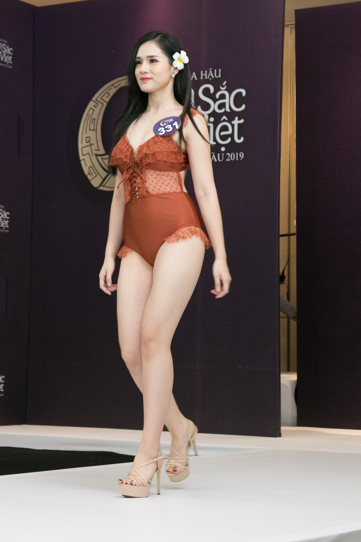 Thí sinh Hoa hậu Bản sắc Việt mặc áo tắm thi hình thể: Mặt xinh, eo to