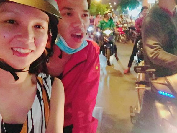 Bắt xe ôm lúc Việt Nam đá luân lưu, cô gái bỏ về quê, rủ luôn tài xế đi bão