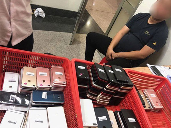 Khởi tố nam hành khách Hàn Quốc mang hành lý chứa 200 chiếc ĐTDĐ trị giá gần 2 tỷ nhập cảnh vào Việt Nam