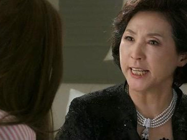 Bố chồng bệnh tật liên miên, mẹ chồng làm việc không ngờ với con dâu ngoan