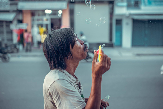 Nụ cười vô lo của người đàn ông lang thang khiến nhiều người cảm thấy bình yên: Dù giàu hay nghèo hãy luôn hạnh phúc với hiện tại