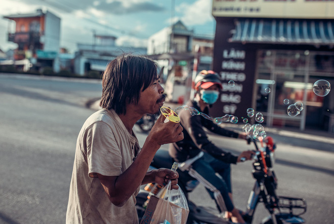 Nụ cười vô lo của người đàn ông lang thang khiến nhiều người cảm thấy bình yên: Dù giàu hay nghèo hãy luôn hạnh phúc với hiện tại