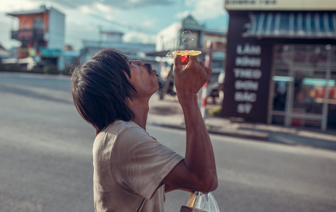 Nụ cười vô lo của người đàn ông lang thang khiến nhiều người cảm thấy bình yên: Dù giàu hay nghèo hãy luôn hạnh phúc với hiện tại