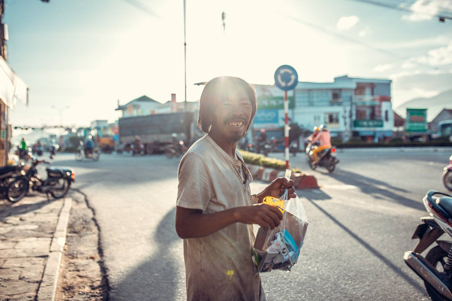 Nụ cười vô lo của người đàn ông lang thang khiến nhiều người cảm thấy bình yên: Dù giàu hay nghèo hãy luôn hạnh phúc với hiện tại