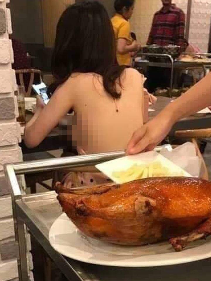 Chàng trai khoe món vịt quay ngon chảy nước miếng, dân tình lại dán mắt vào cô gái phía sau