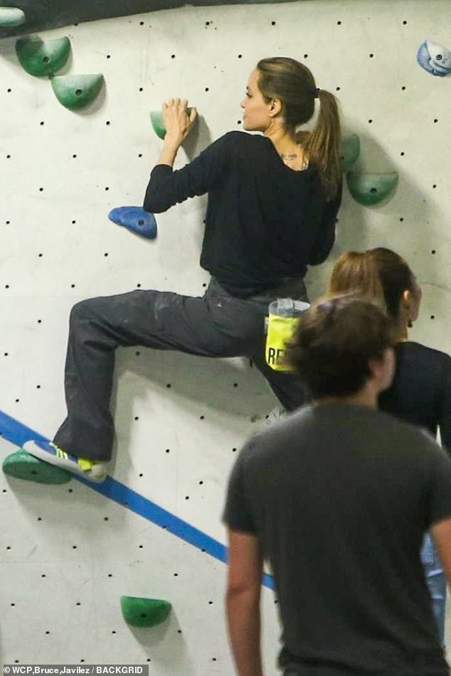 Angelina Jolie có động thái gì giữa lúc Brad Pitt dính tin đồn hẹn hò mỹ nhân Charlize Theron gần 1 tháng?