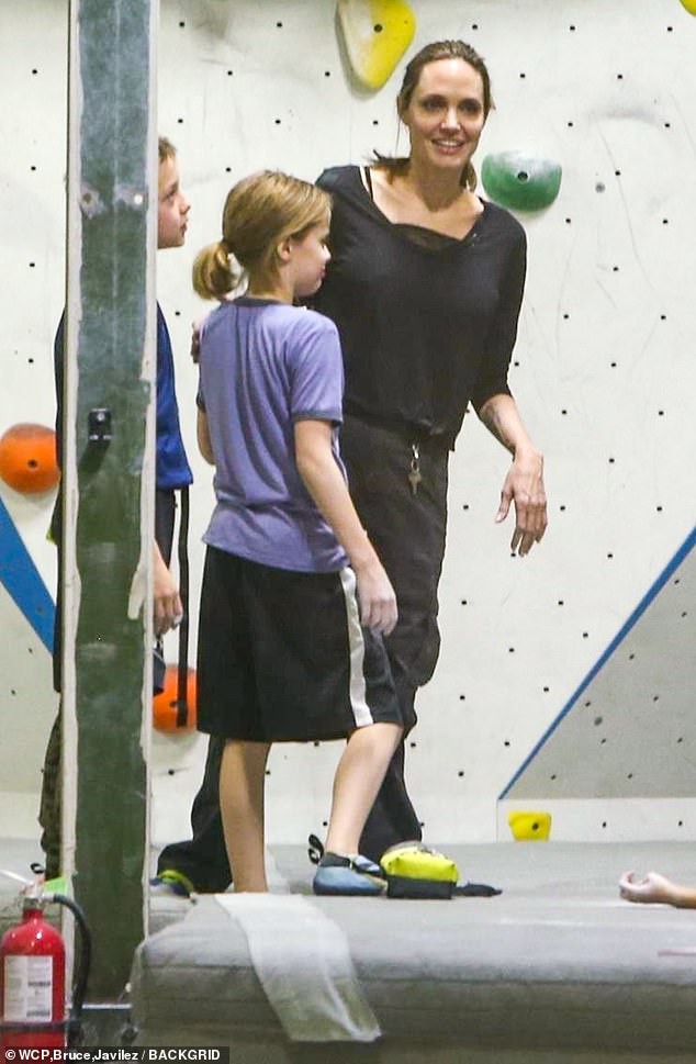 Angelina Jolie có động thái gì giữa lúc Brad Pitt dính tin đồn hẹn hò mỹ nhân Charlize Theron gần 1 tháng?