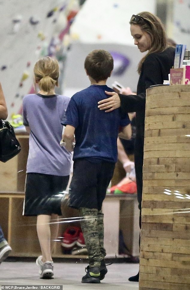 Angelina Jolie có động thái gì giữa lúc Brad Pitt dính tin đồn hẹn hò mỹ nhân Charlize Theron gần 1 tháng?