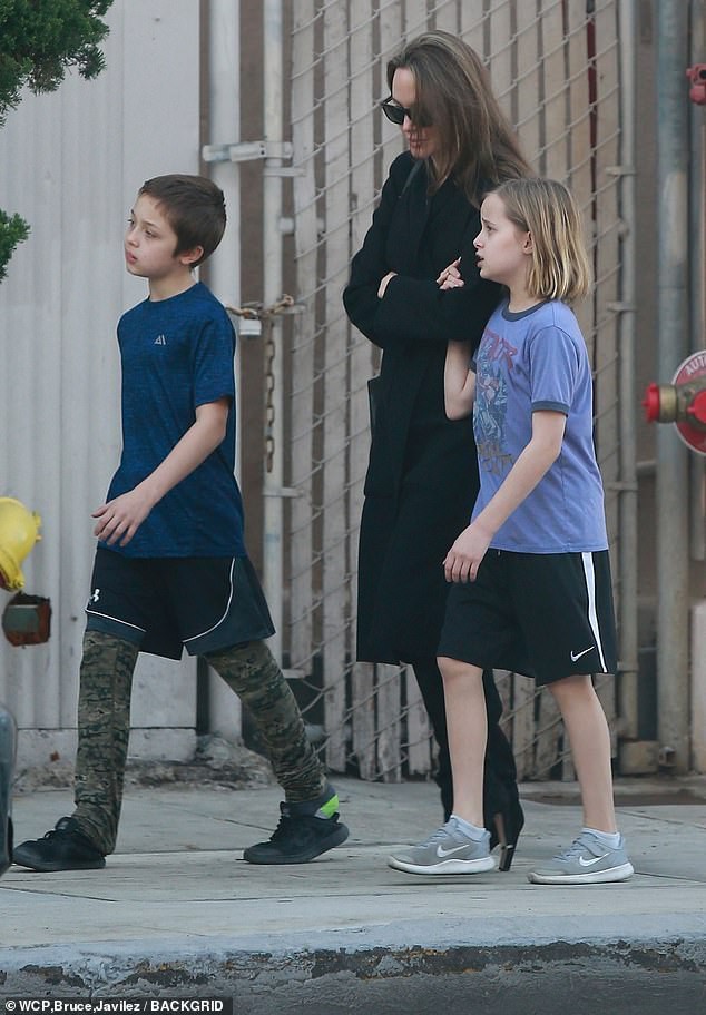 Angelina Jolie có động thái gì giữa lúc Brad Pitt dính tin đồn hẹn hò mỹ nhân Charlize Theron gần 1 tháng?