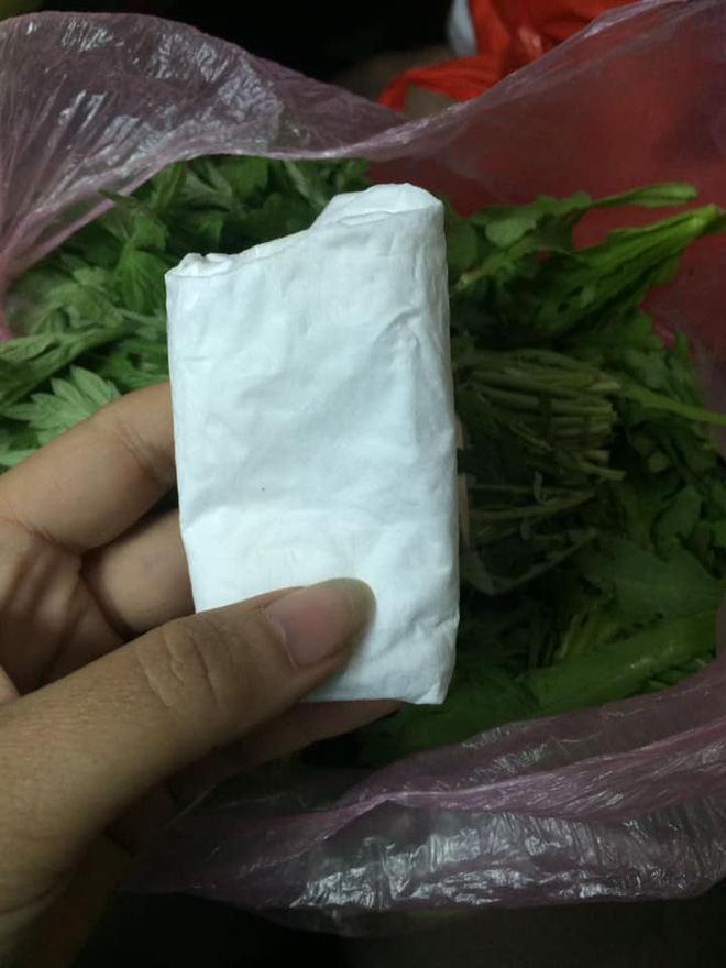 Tờ 200k gói trong bó rau từ quê gửi lên cho con gái cùng câu chuyện cảm động về tình mẹ